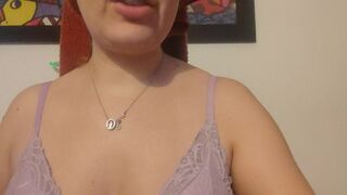 Modelo de plataforma ao vivo se arrumando e desabafando com os amigos. Ensinando etiqueta.