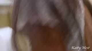 Публичный секс в туалете поезда , пока другие люди ждут в очереди