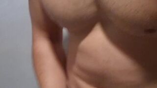 Masturbandome en la ducha del gimnasio