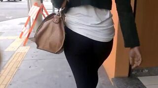 SDRUWS2 - PERFECT BLACK BUTT WALKING IN THE STREET